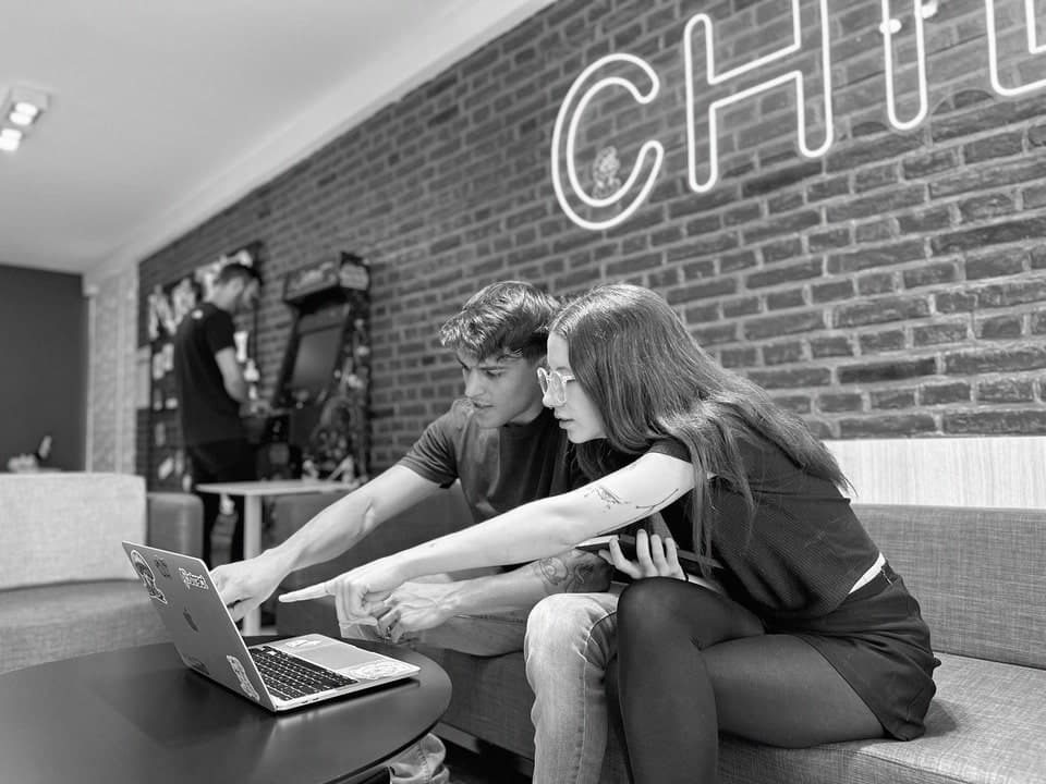 Equipo de programadores trabajando en el desarrollo de un Software