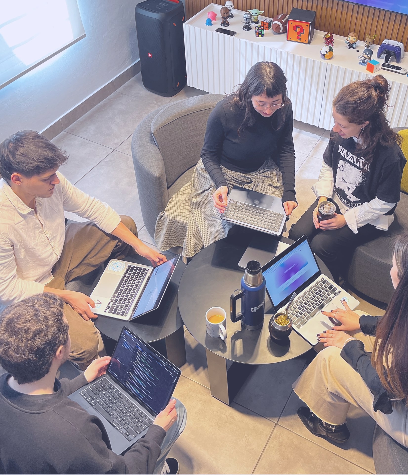 Equipo trabajando en una oficina moderna
